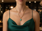Collier Aura Émeraude – Chaîne Dorée & Pierre Turquoise