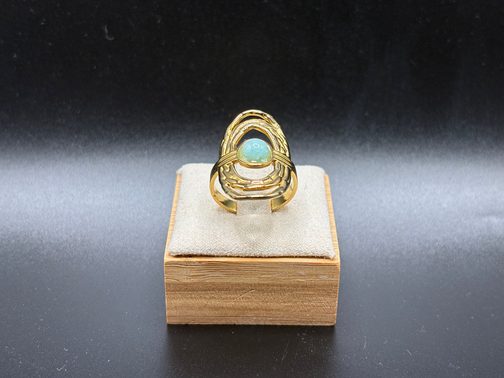 Bague dorée pierre ovale bleu-vert – Design ajouré