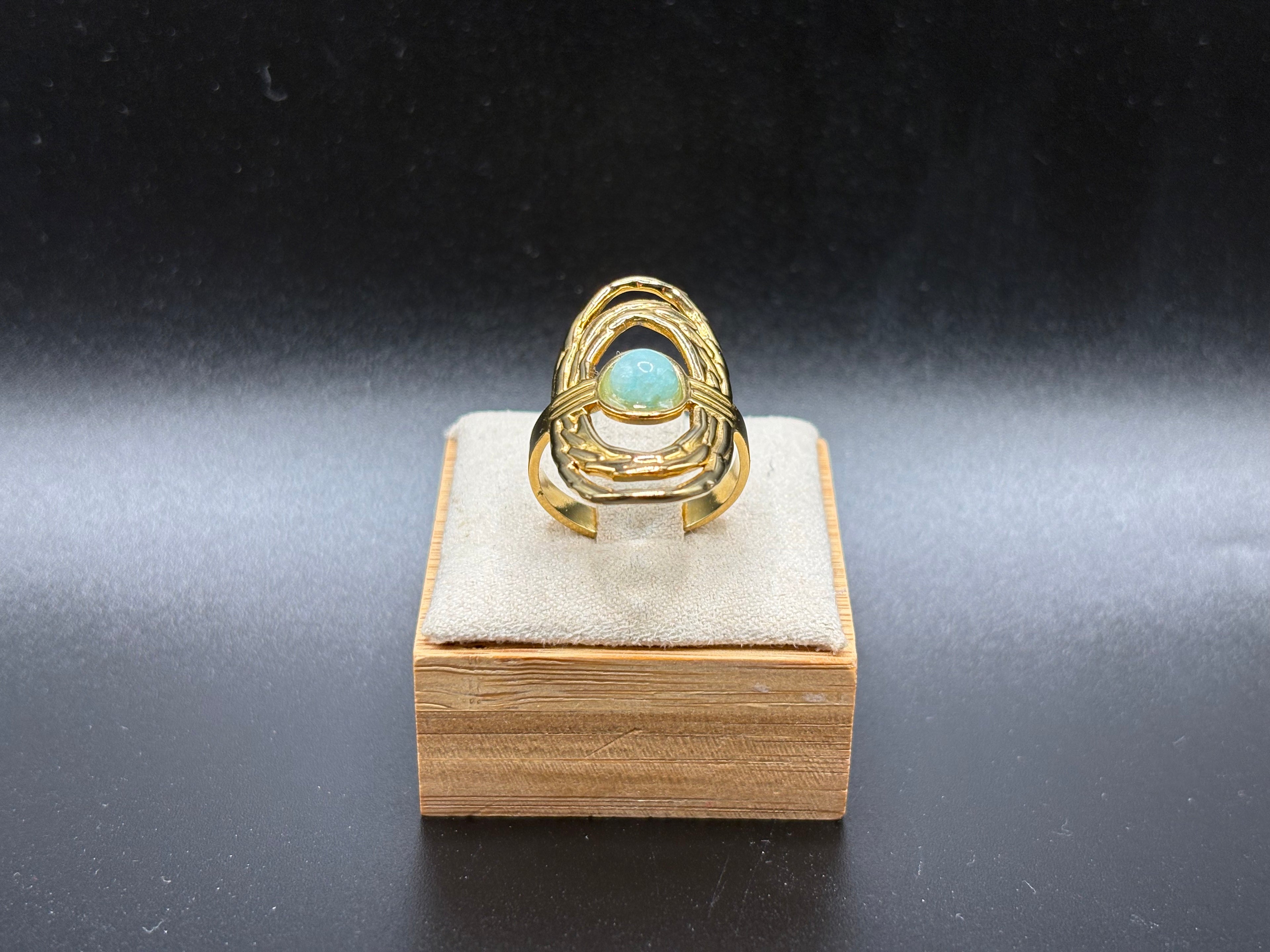 Bague dorée pierre ovale bleu-vert – Design ajouré