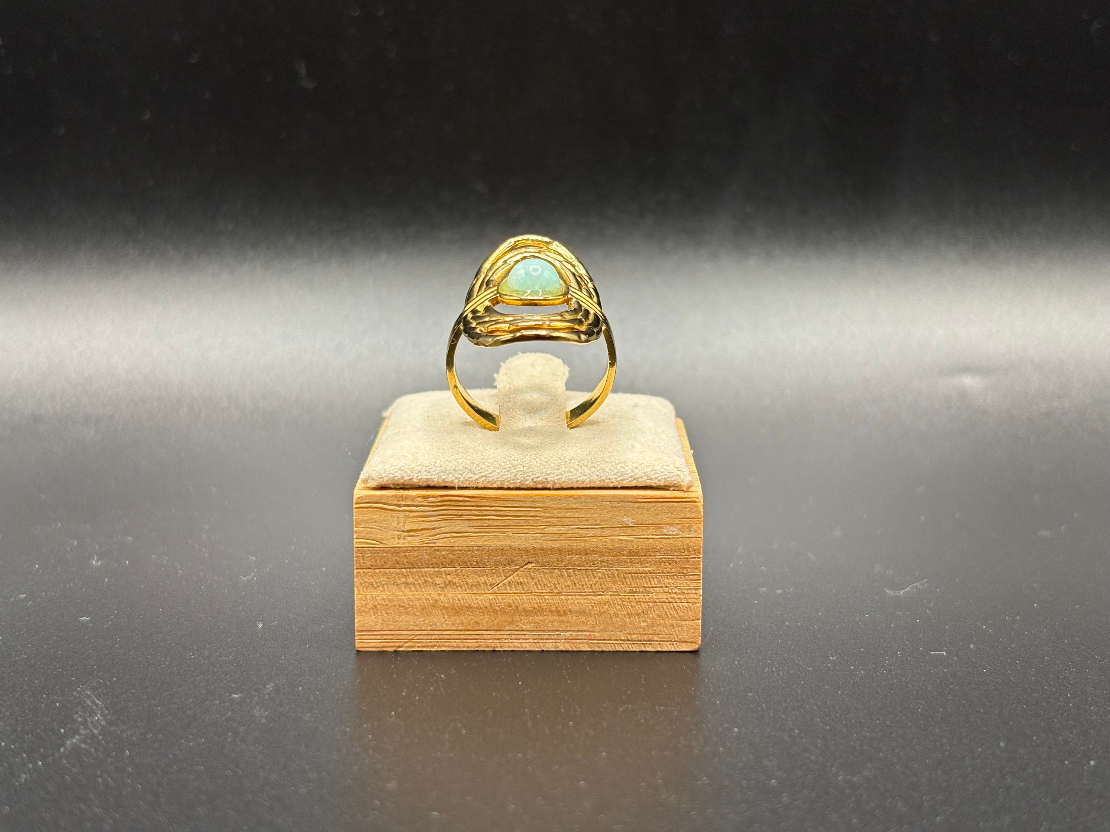 Bague dorée pierre ovale bleu-vert – Design ajouré