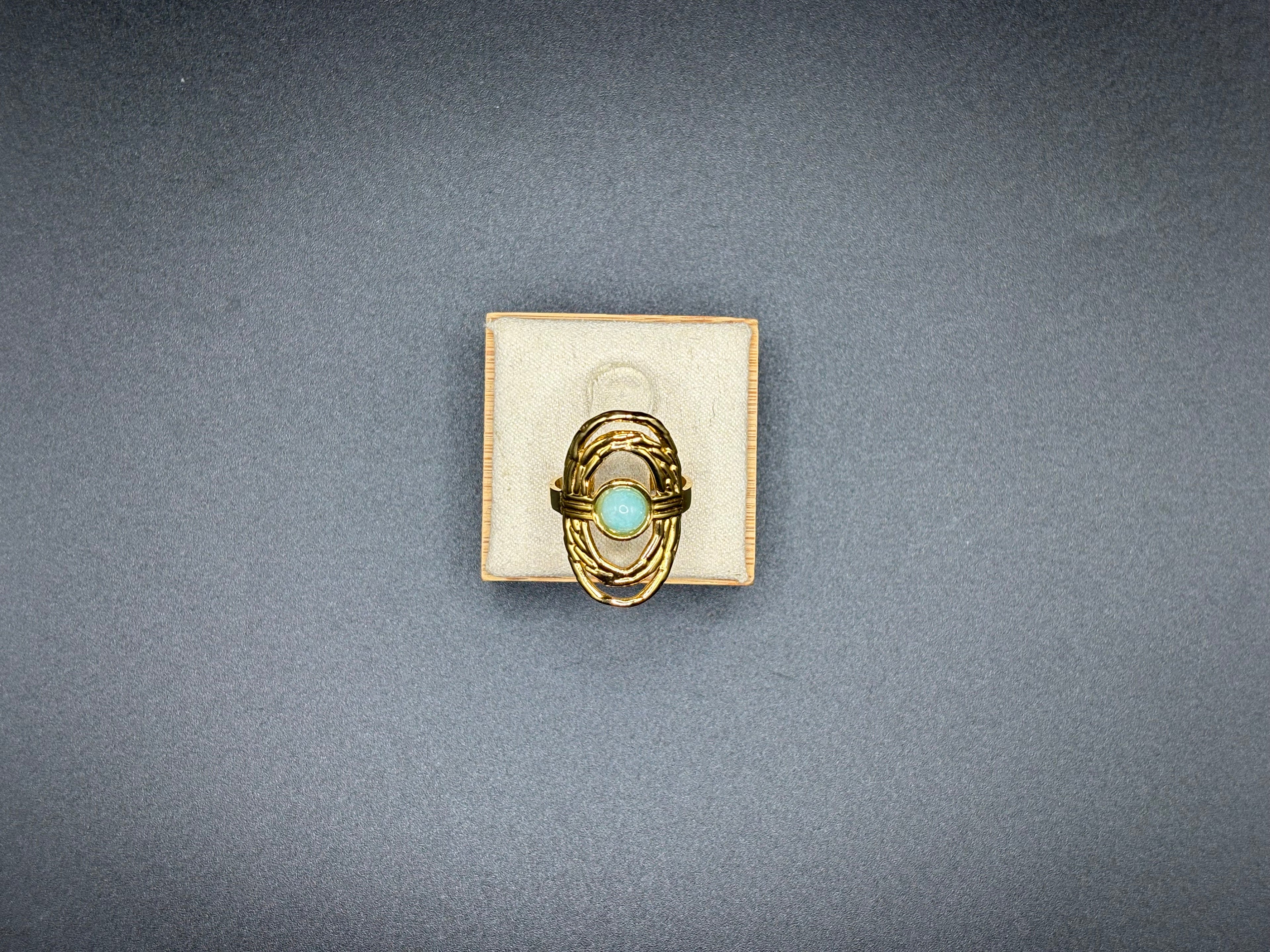 Bague dorée pierre ovale bleu-vert – Design ajouré