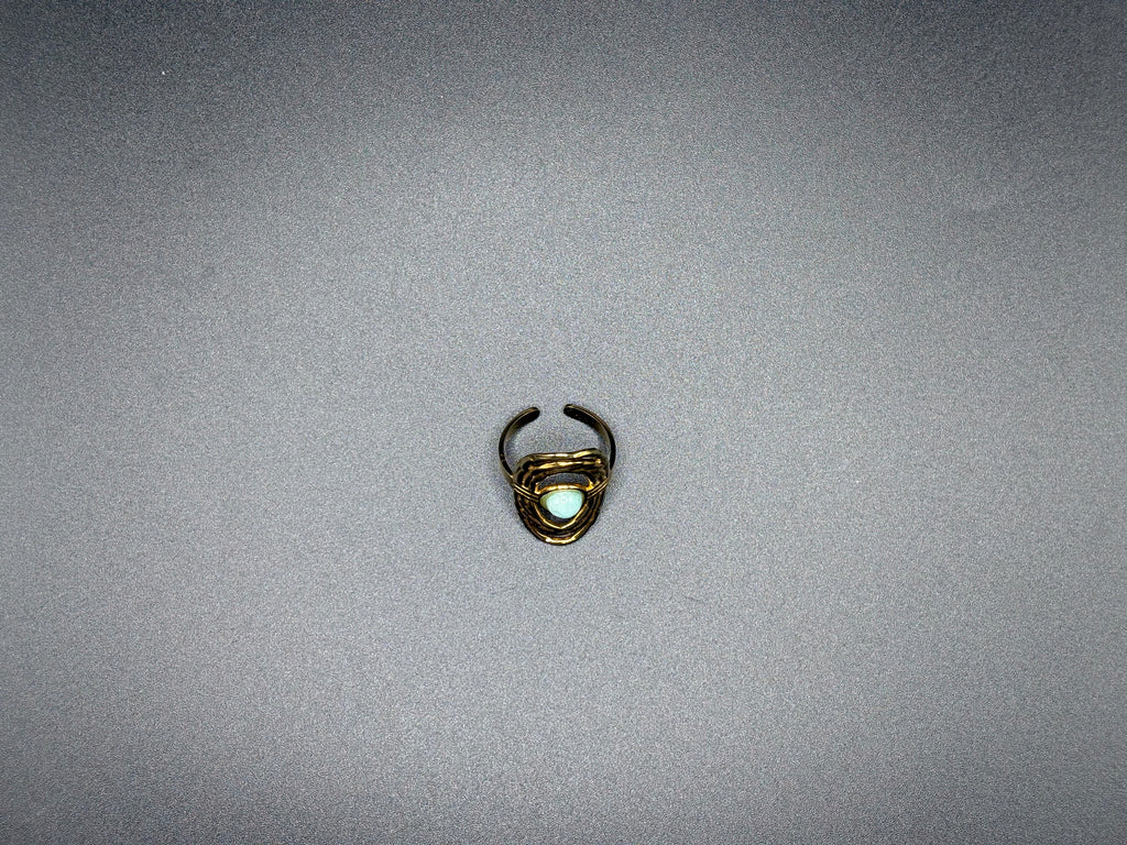 Bague dorée pierre ovale bleu-vert – Design ajouré