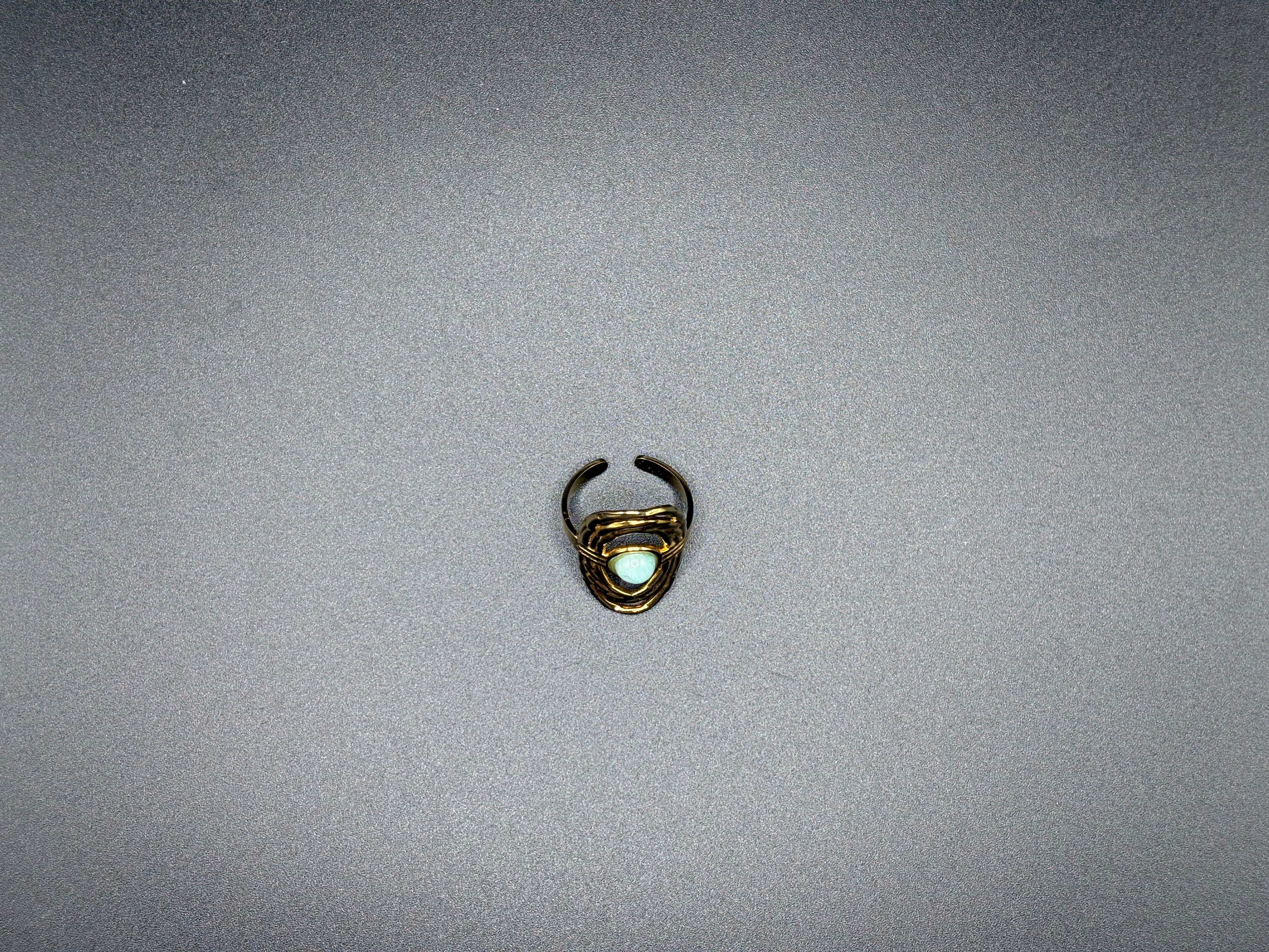 Bague dorée pierre ovale bleu-vert – Design ajouré