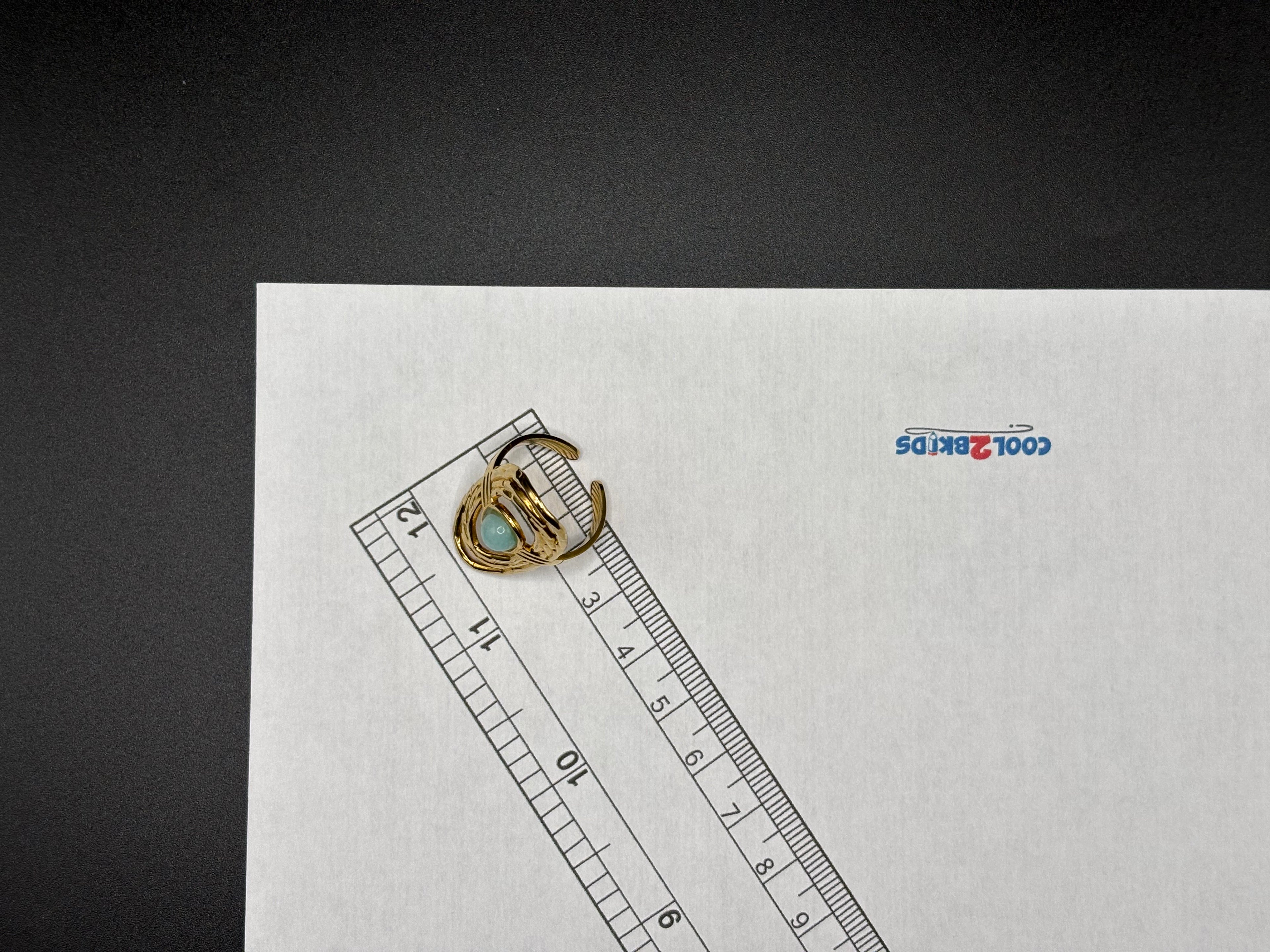 Bague dorée pierre ovale bleu-vert – Design ajouré