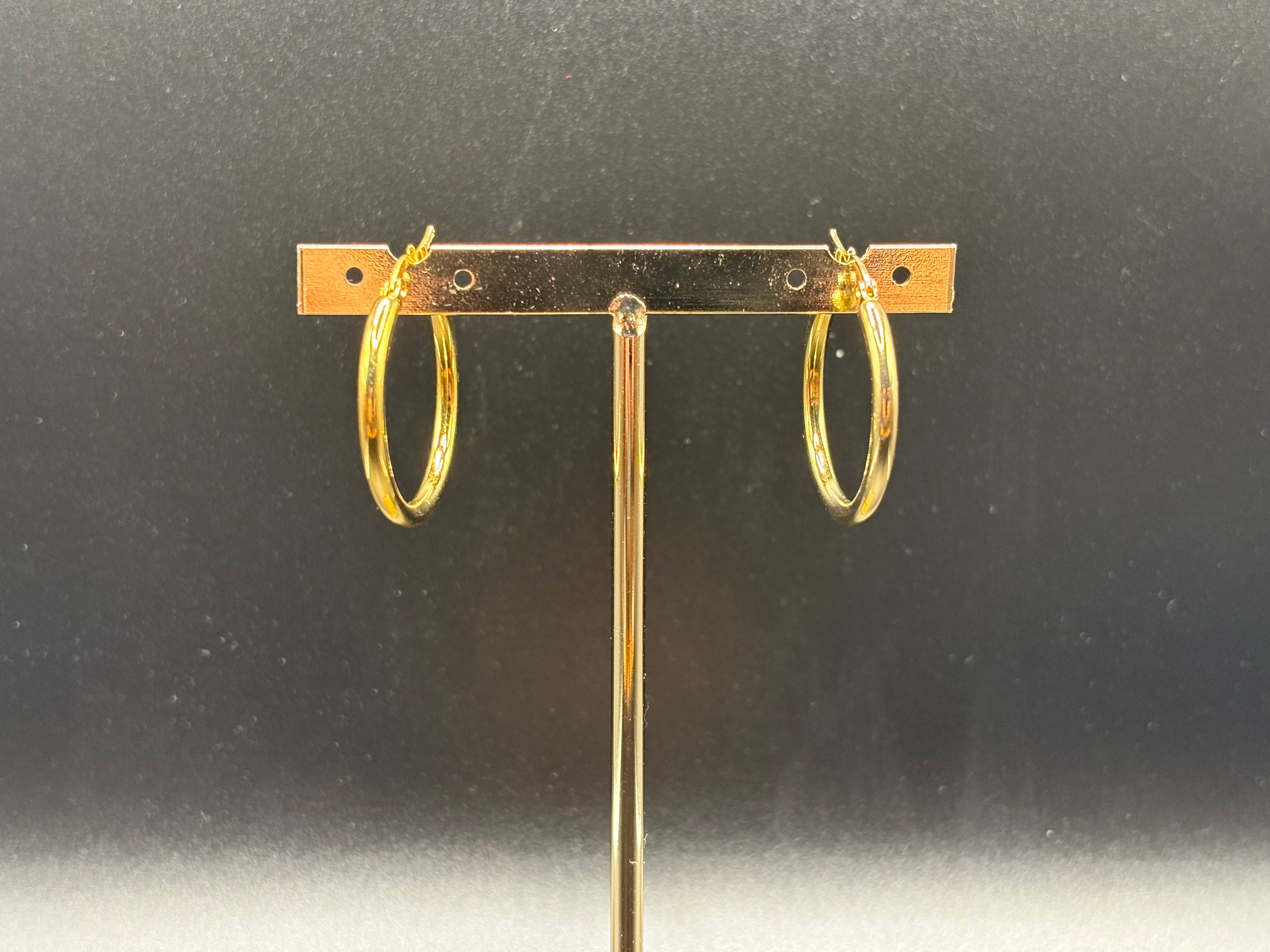 Boucles d’oreilles créoles dorées minimalistes