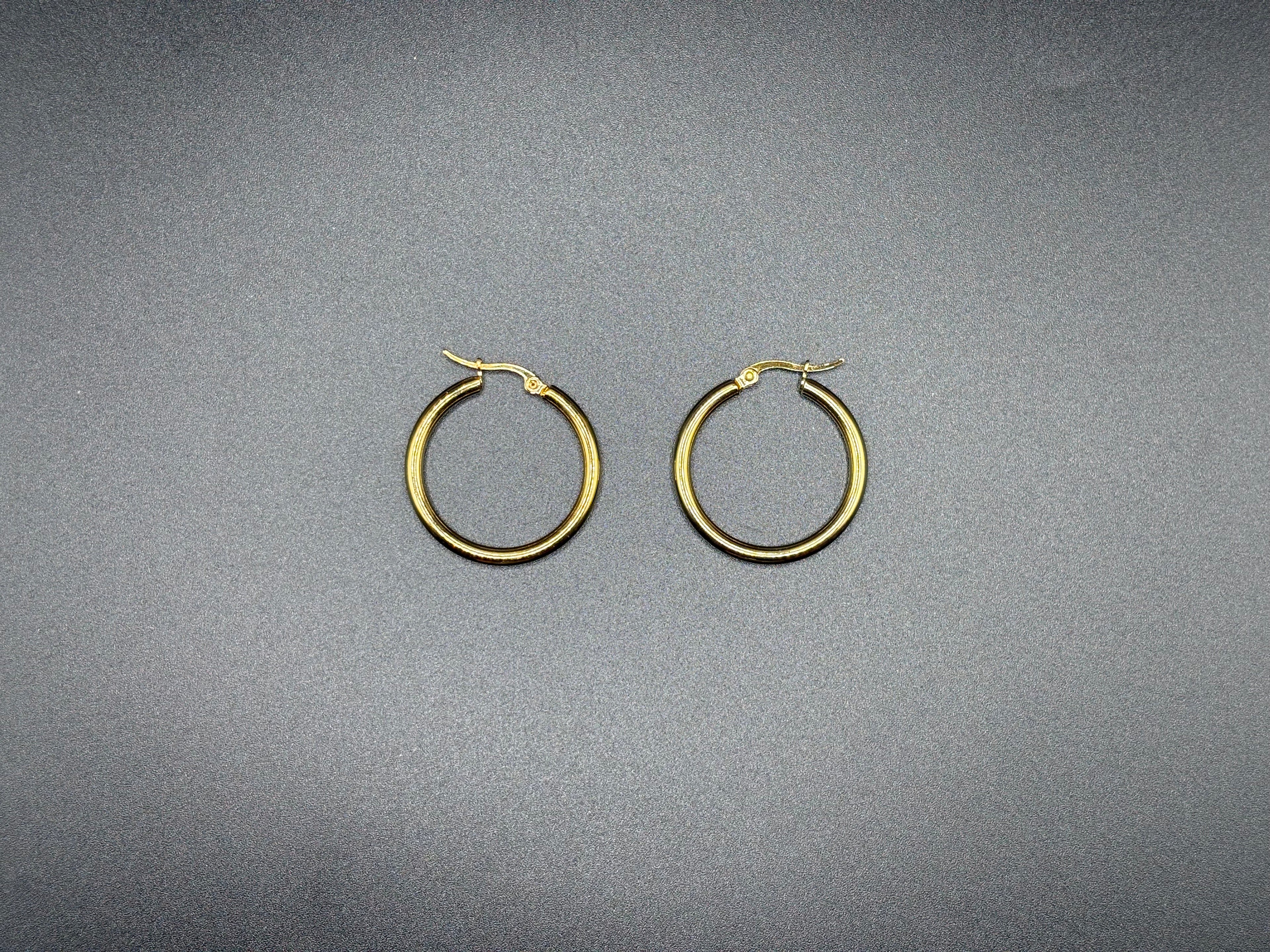 Boucles d’oreilles créoles dorées minimalistes