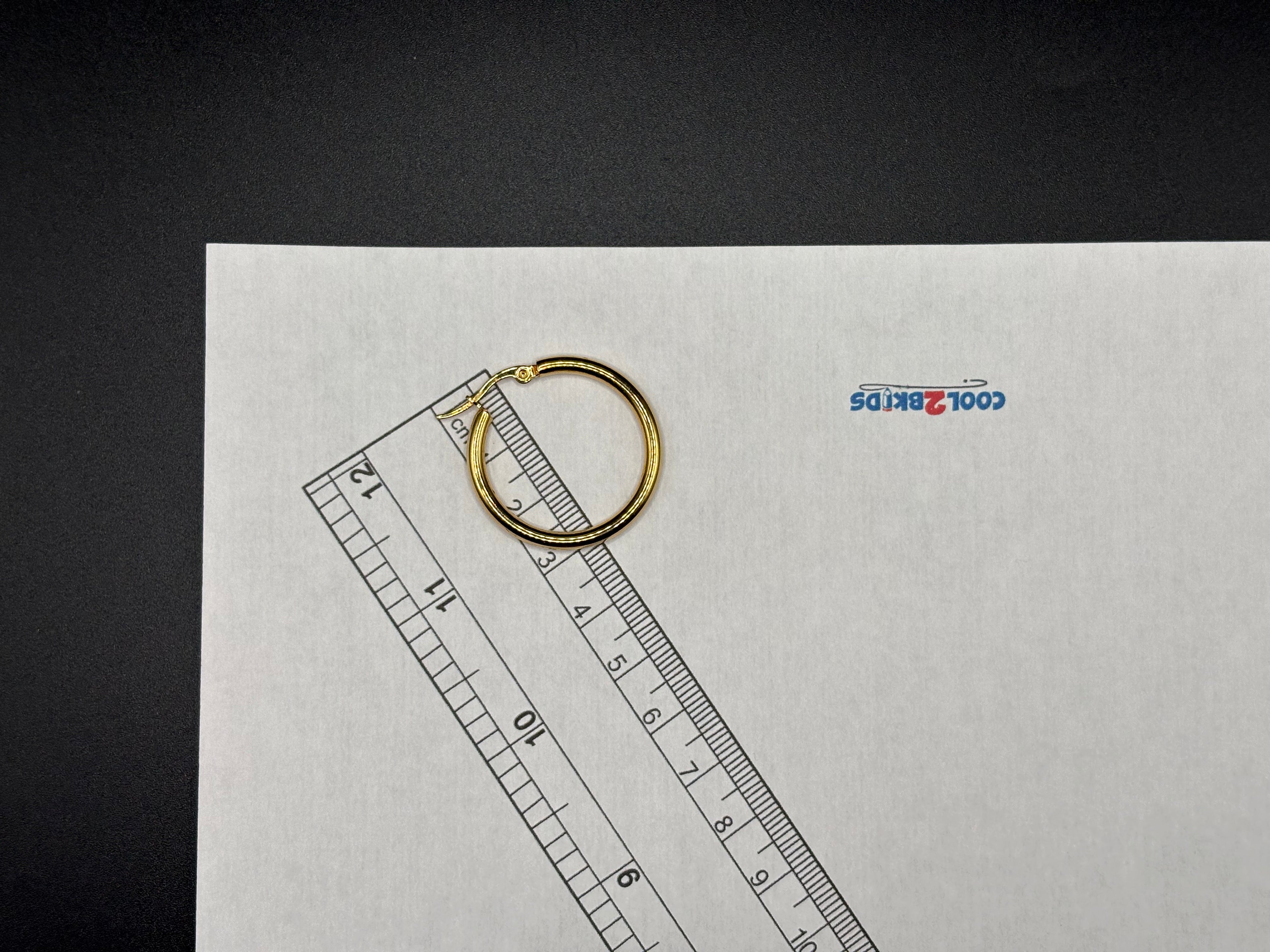 Boucles d’oreilles créoles dorées minimalistes