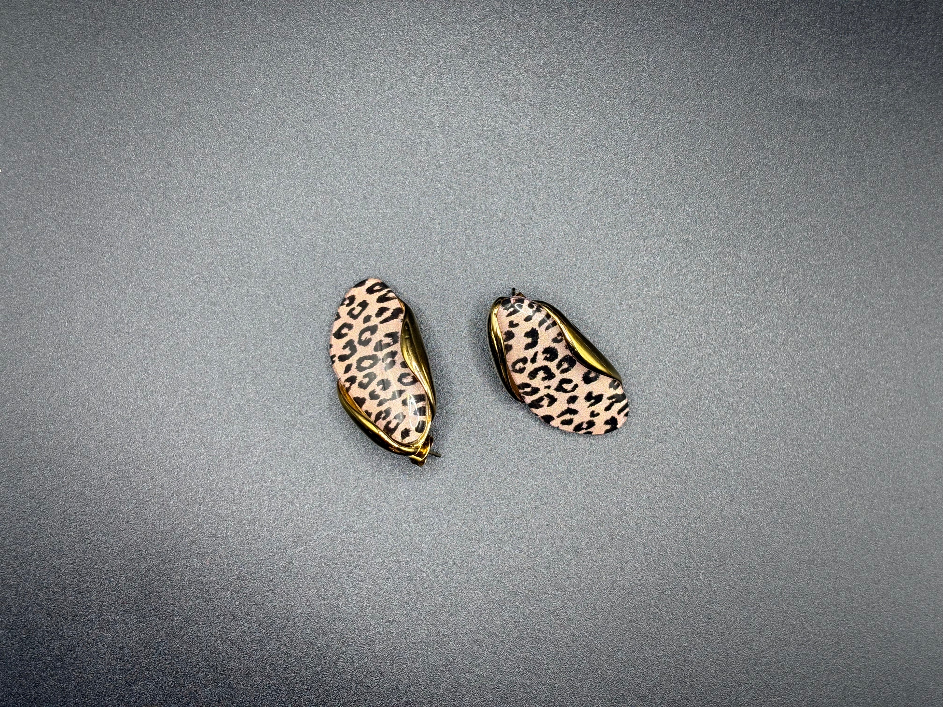Boucles d’oreilles ovales dorées motif léopard
