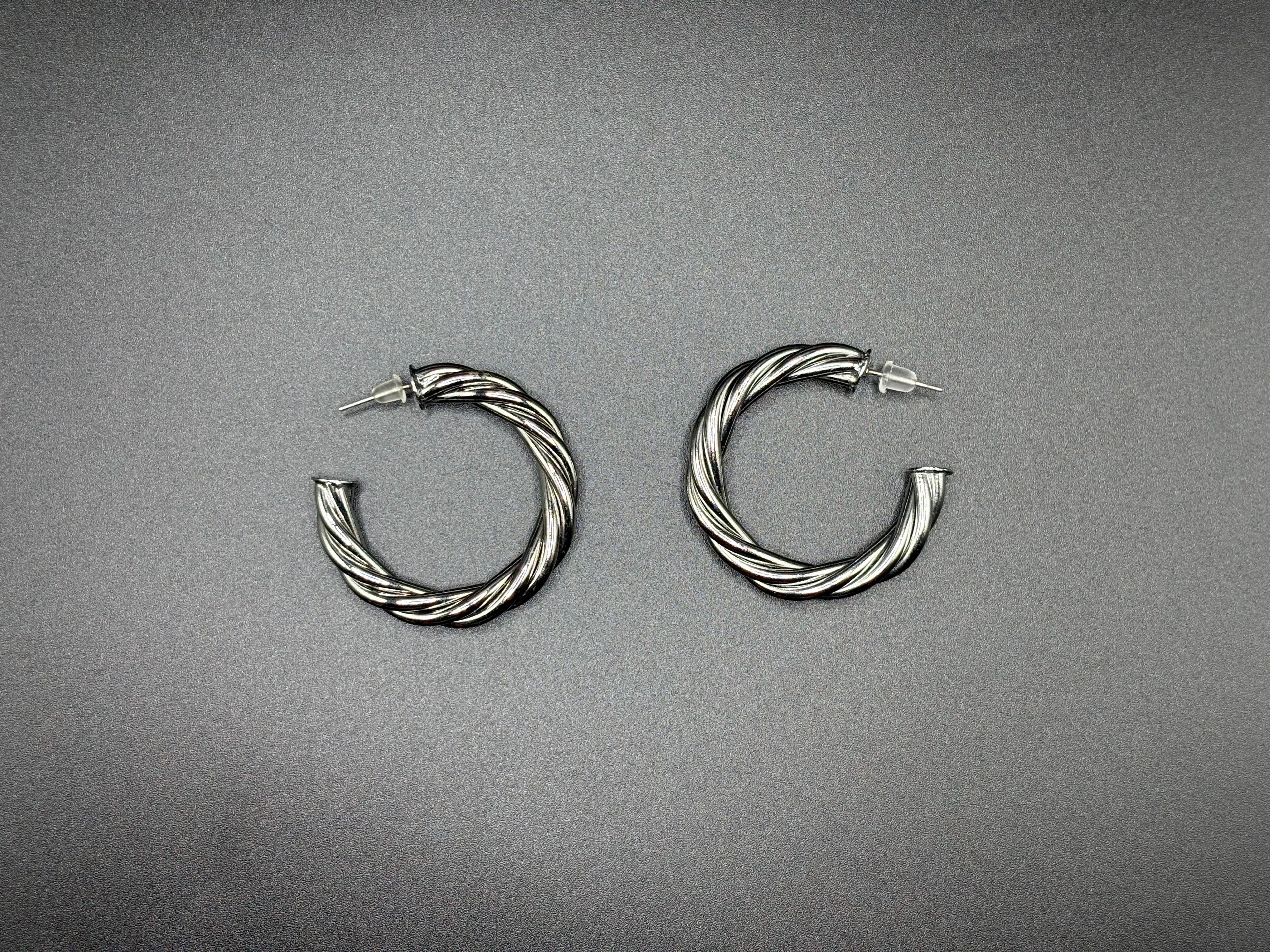 Boucles d’oreilles créoles torsadées argentées