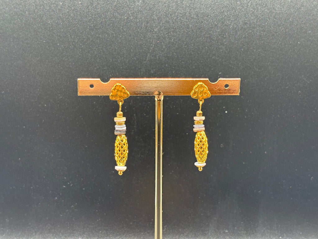 Boucles d’oreilles dorées perles blanches texturées