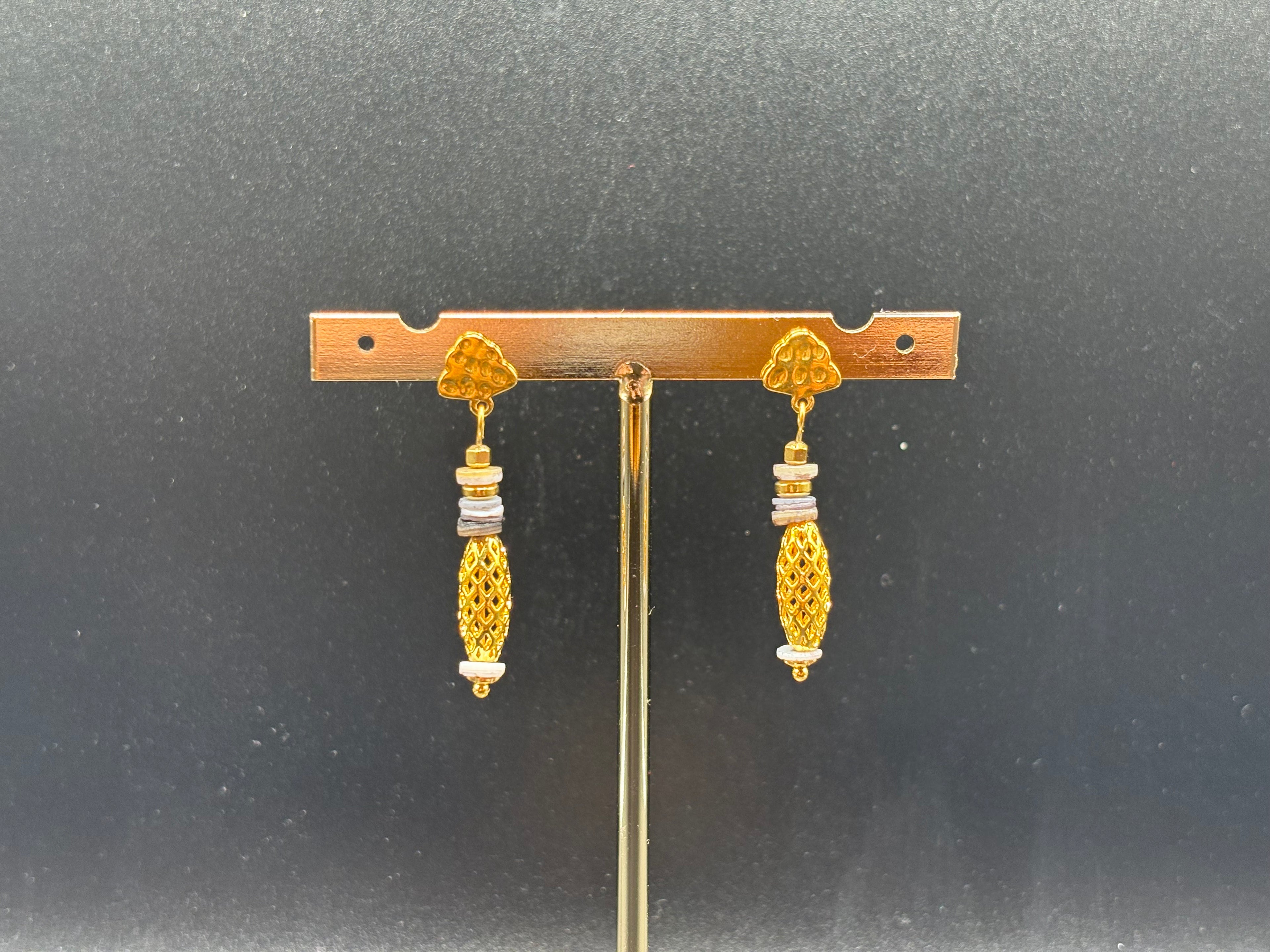 Boucles d’oreilles dorées perles blanches texturées