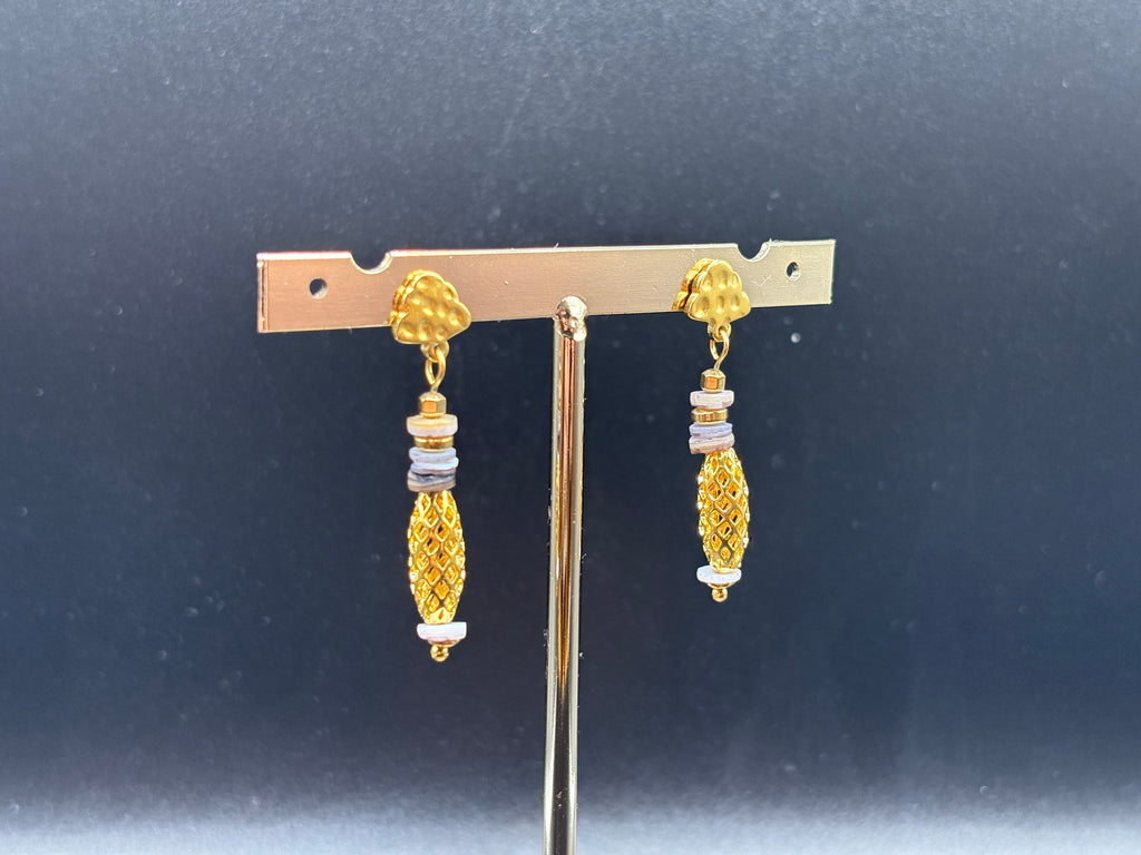 Boucles d’oreilles dorées perles blanches texturées