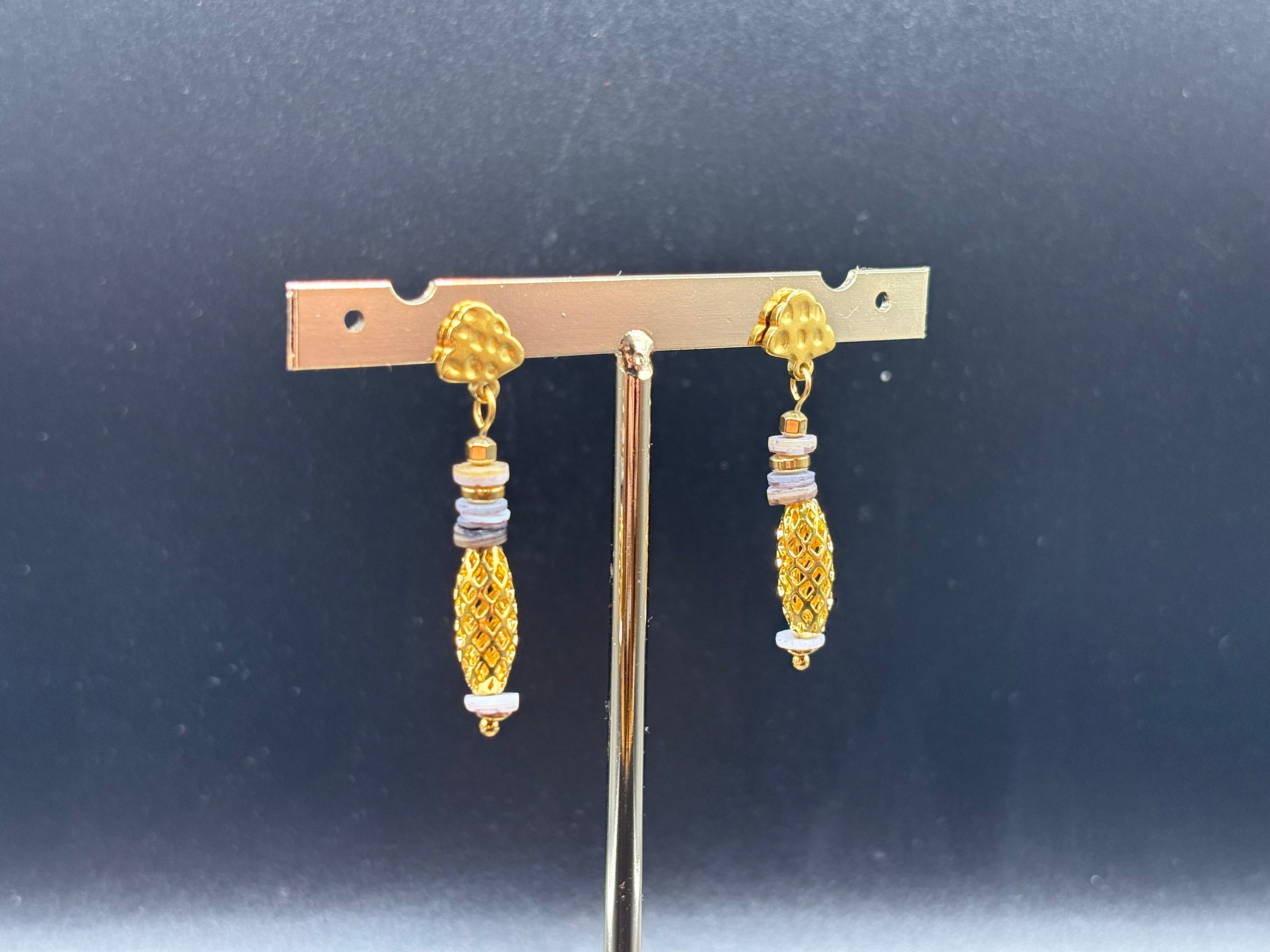 Boucles d’oreilles dorées perles blanches texturées