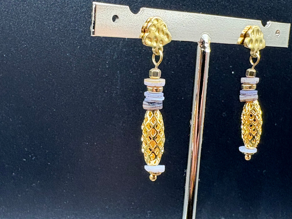 Boucles d’oreilles dorées perles blanches texturées