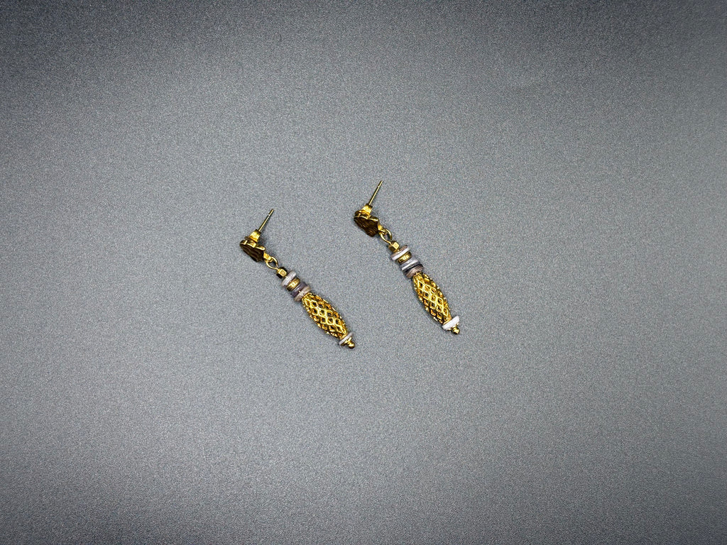 Boucles d’oreilles dorées perles blanches texturées