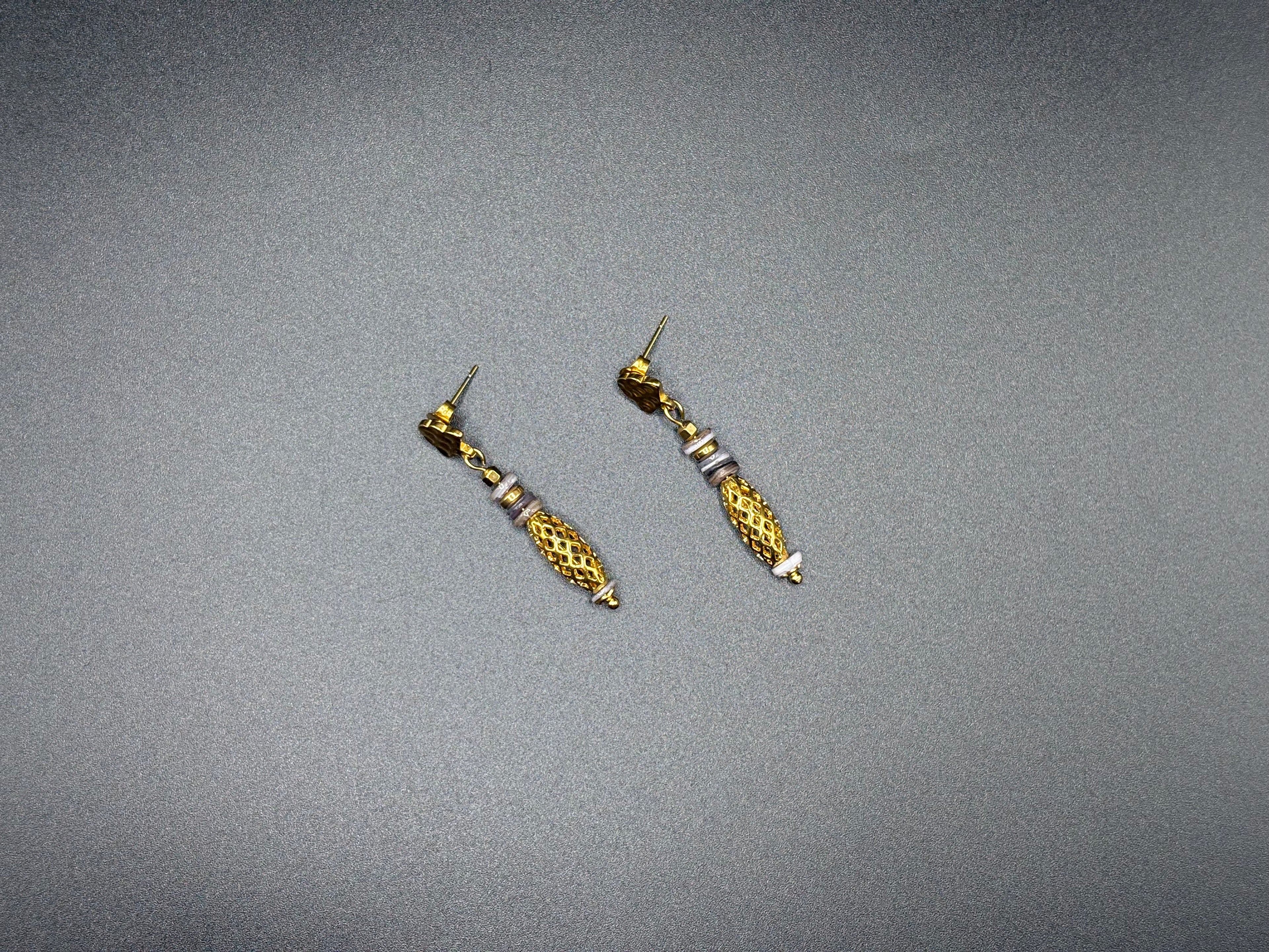 Boucles d’oreilles dorées perles blanches texturées