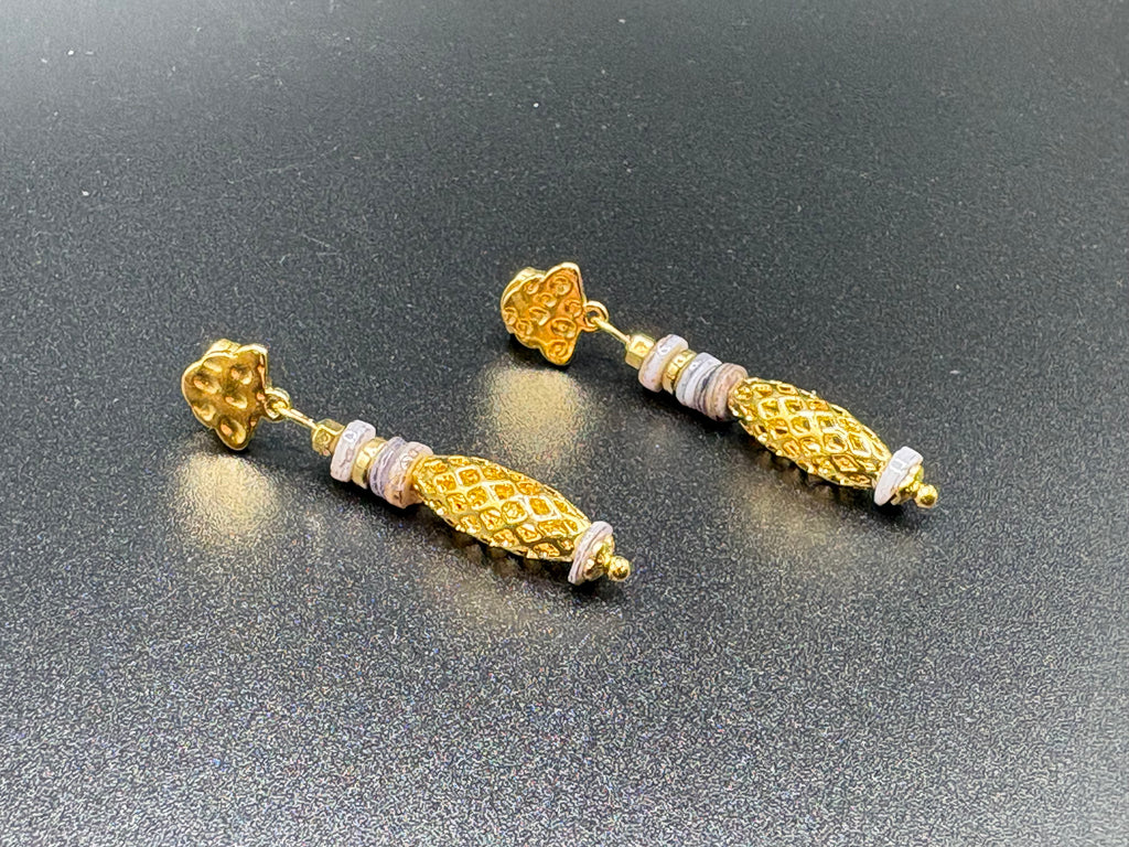 Boucles d’oreilles dorées perles blanches texturées