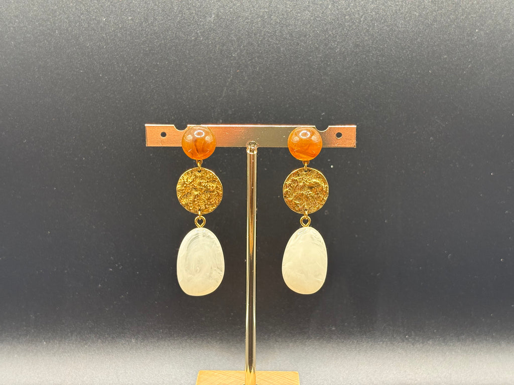 Boucles d’oreilles dorées pierre laiteuse et médaille texturée
