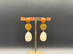 Boucles d’oreilles dorées pierre laiteuse et médaille texturée