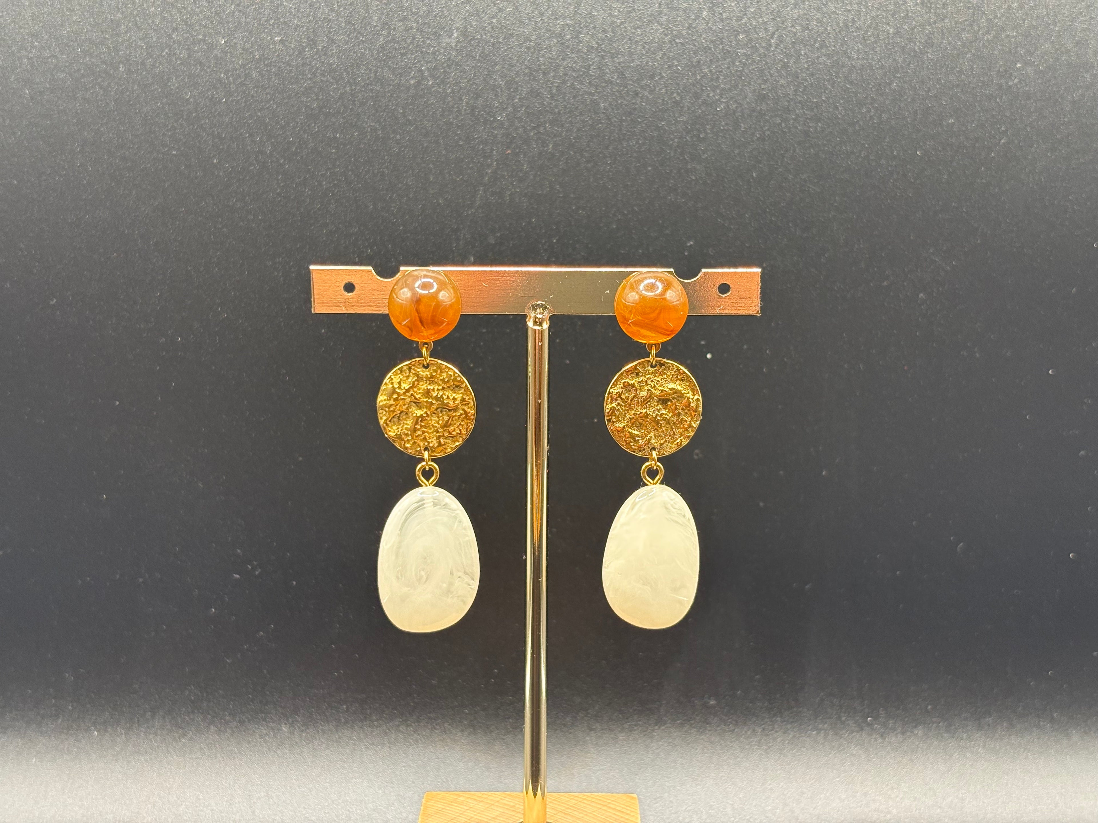 Boucles d’oreilles dorées pierre laiteuse et médaille texturée