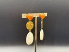 Boucles d’oreilles dorées pierre laiteuse et médaille texturée