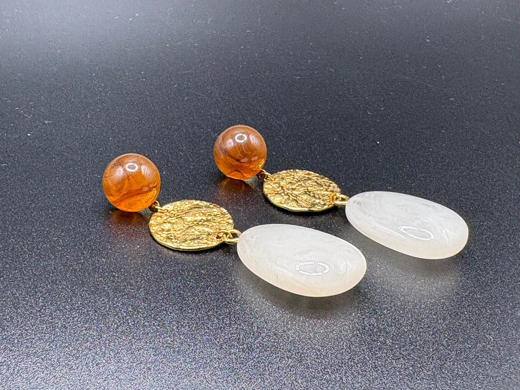 Boucles d’oreilles dorées pierre laiteuse et médaille texturée