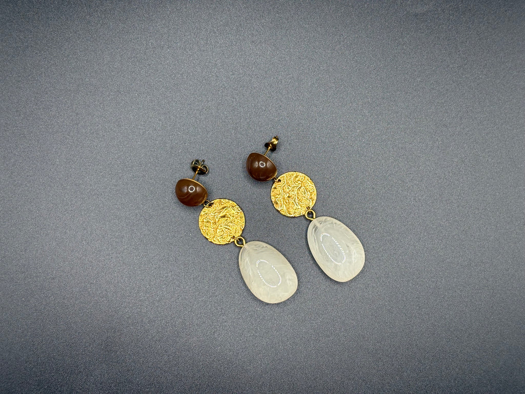 Boucles d’oreilles dorées pierre laiteuse et médaille texturée