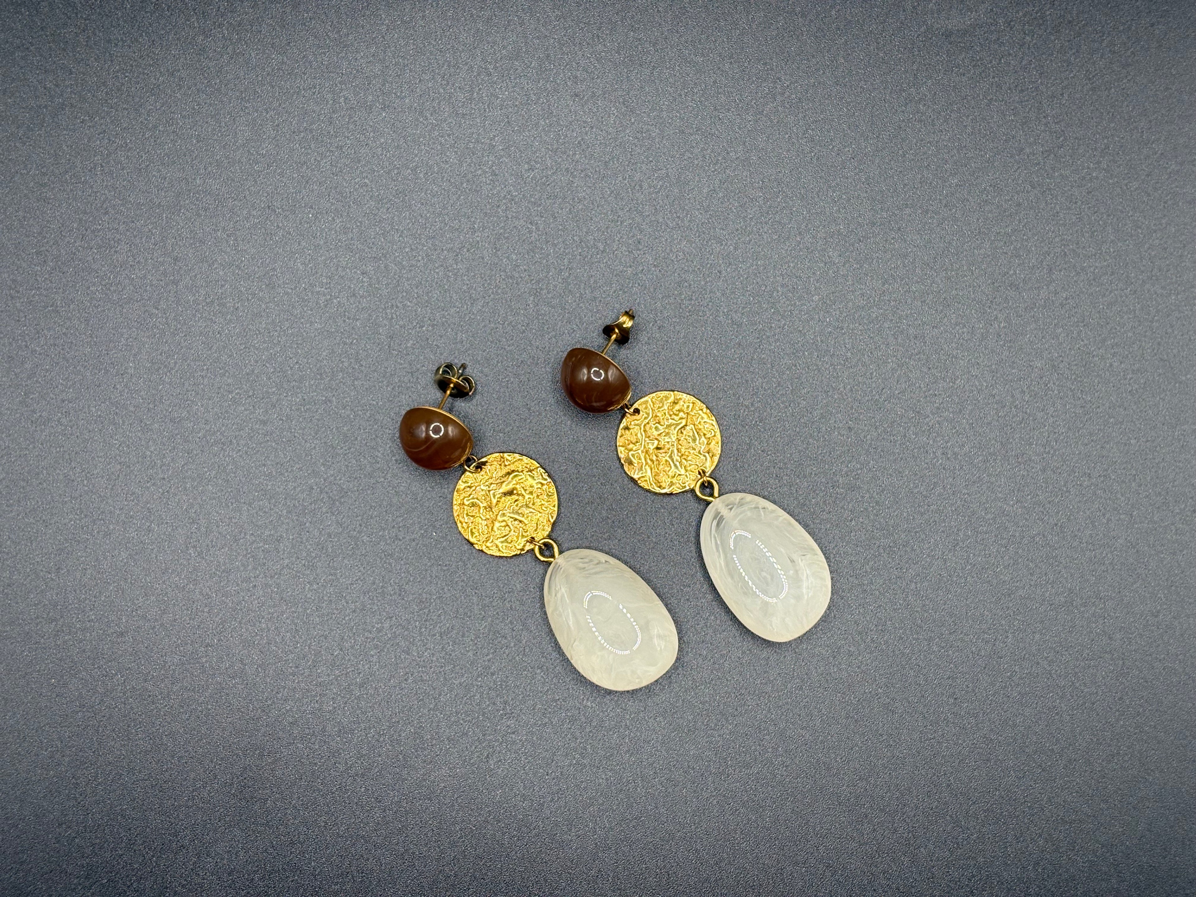 Boucles d’oreilles dorées pierre laiteuse et médaille texturée