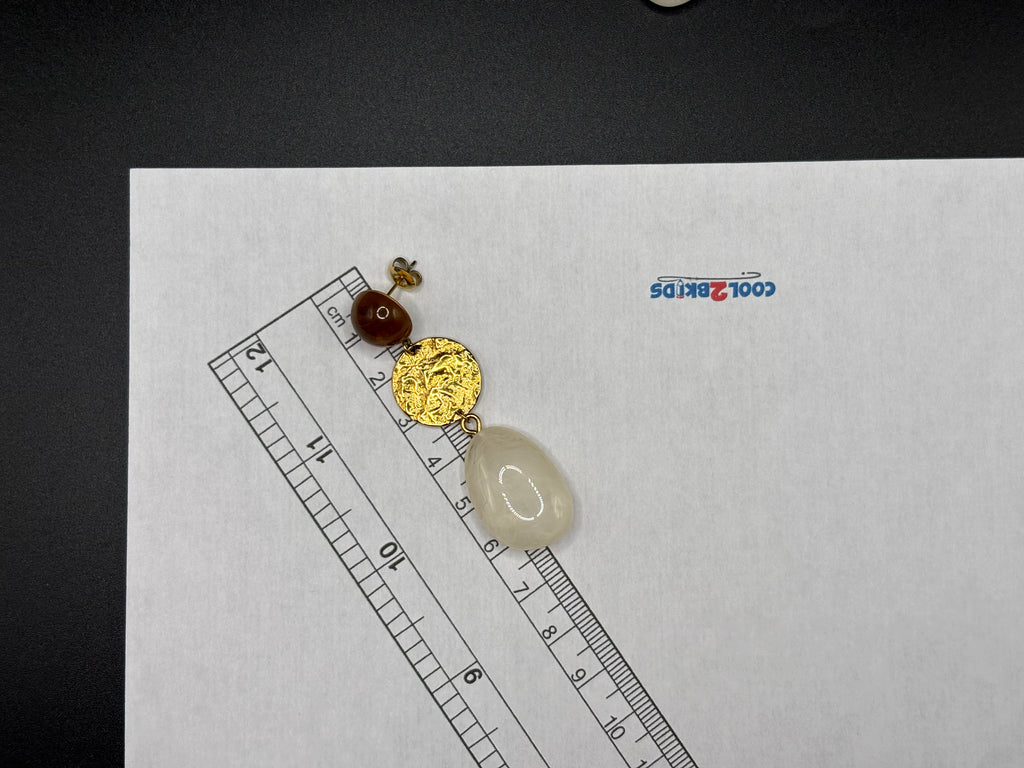 Boucles d’oreilles dorées pierre laiteuse et médaille texturée