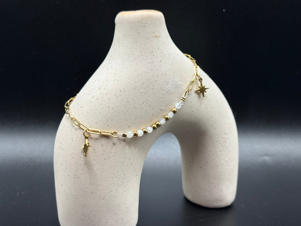 Bracelet de cheville chaîne dorée étoiles et perles
