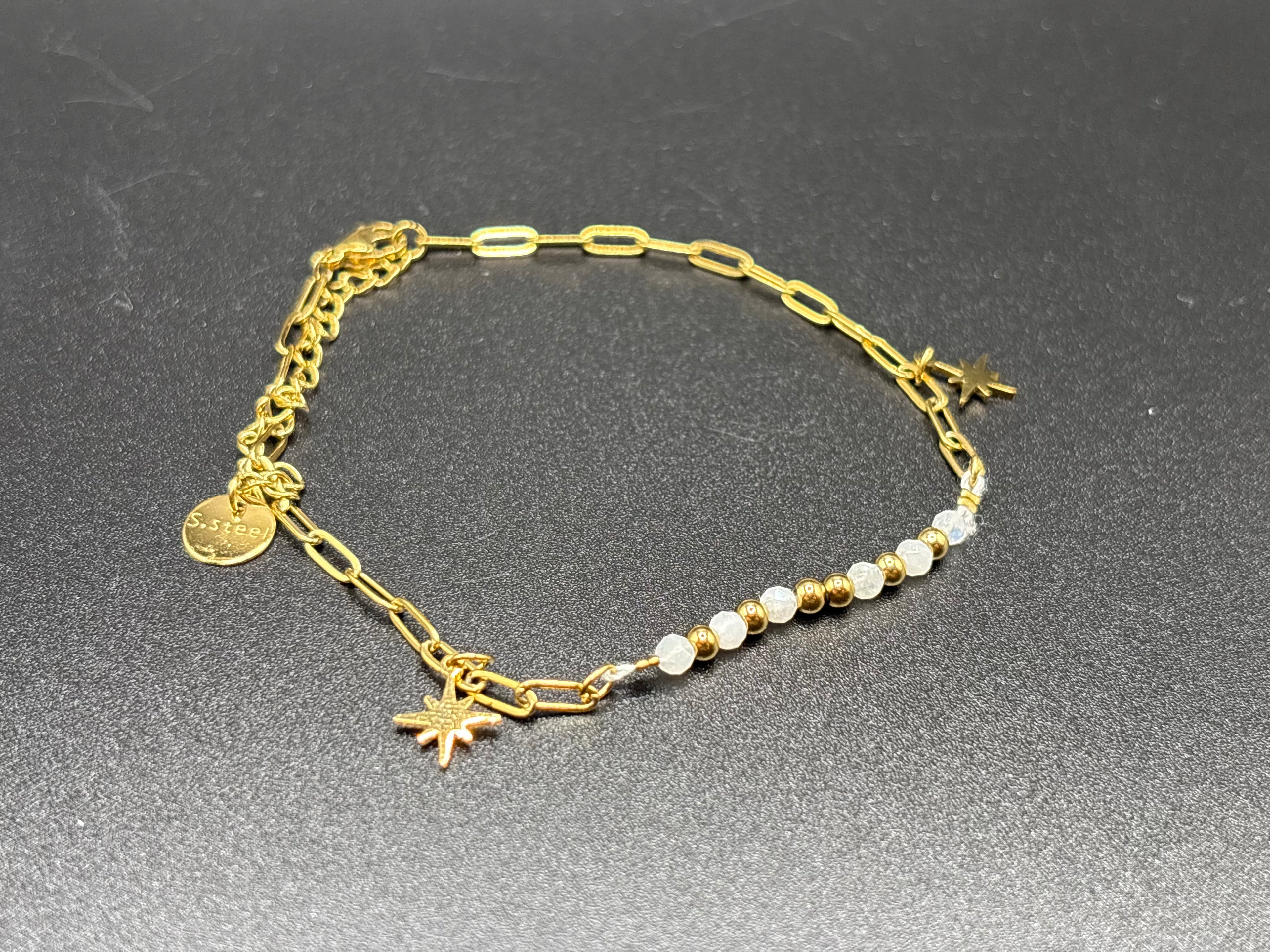 Bracelet de cheville chaîne dorée étoiles et perles