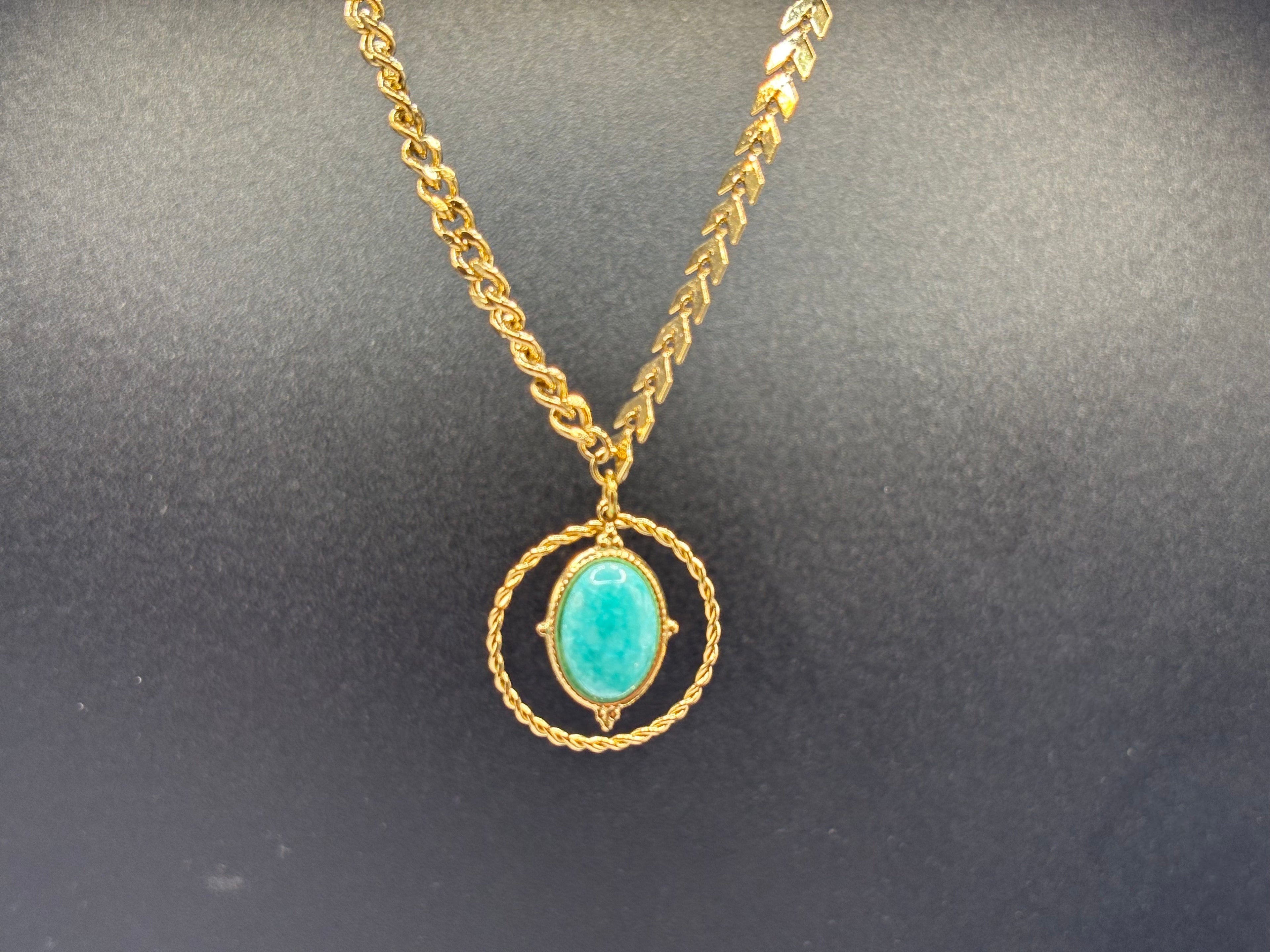 Collier Aura Émeraude – Chaîne Dorée & Pierre Turquoise