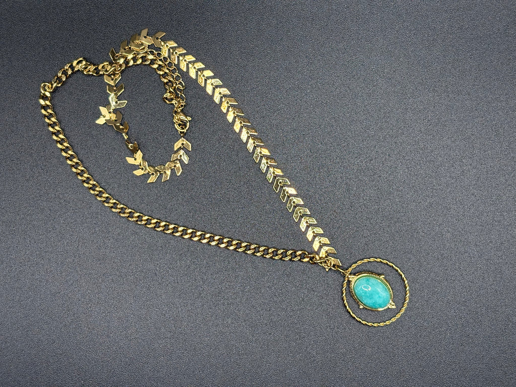 Collier Aura Émeraude – Chaîne Dorée & Pierre Turquoise