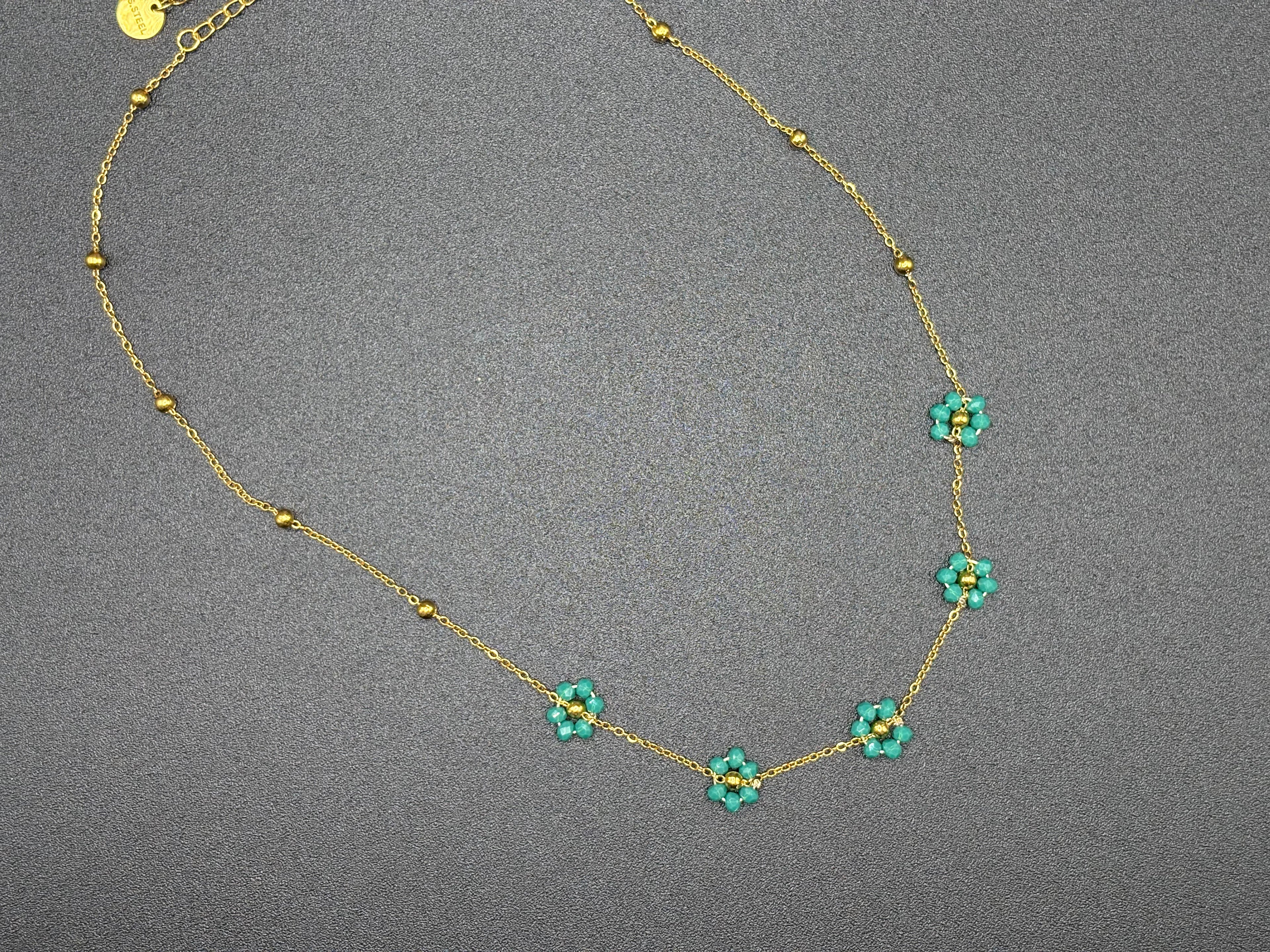 Collier Fleur d’Émeraude – Chaîne Dorée Fine