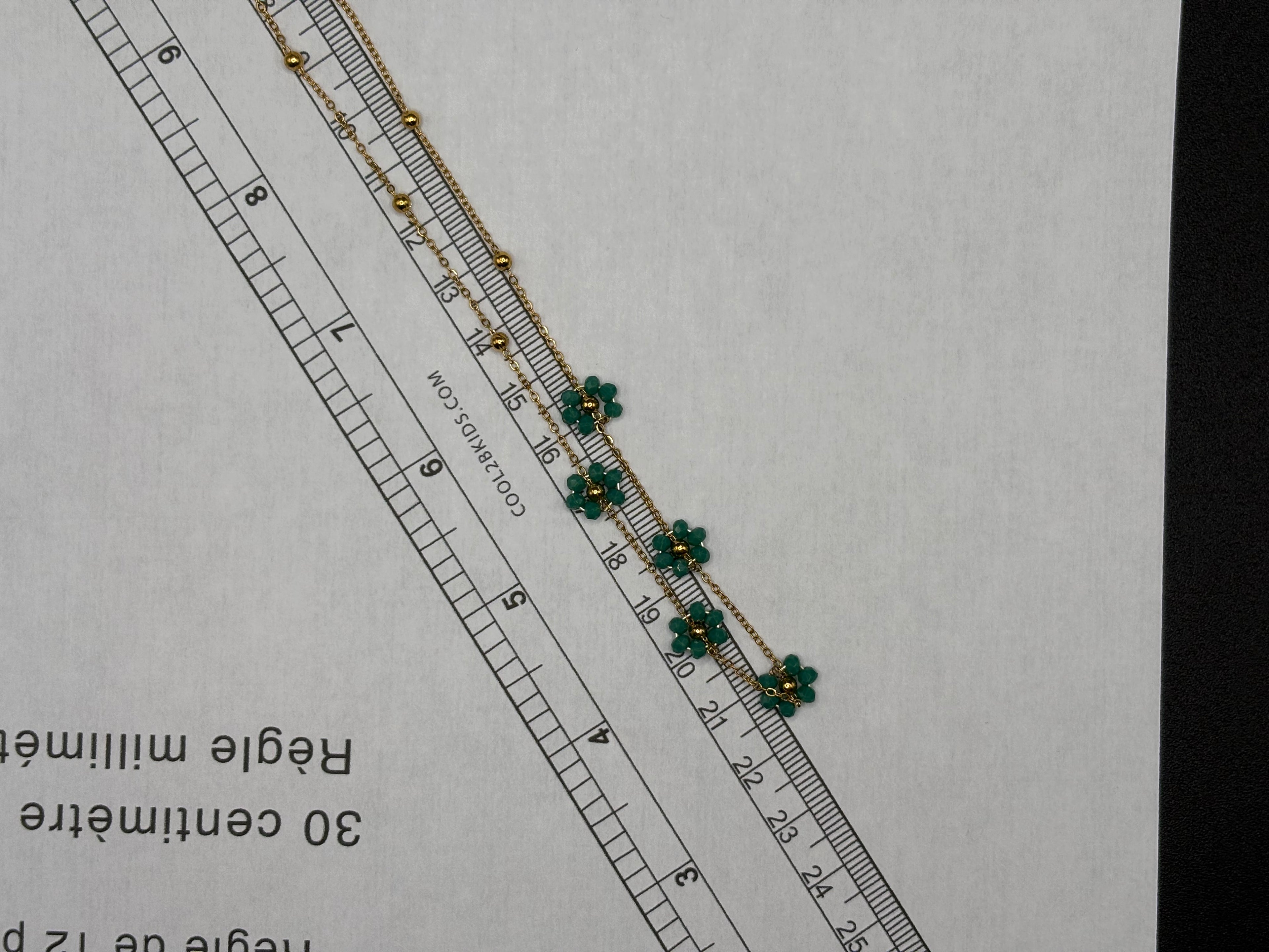 Collier Fleur d’Émeraude – Chaîne Dorée Fine