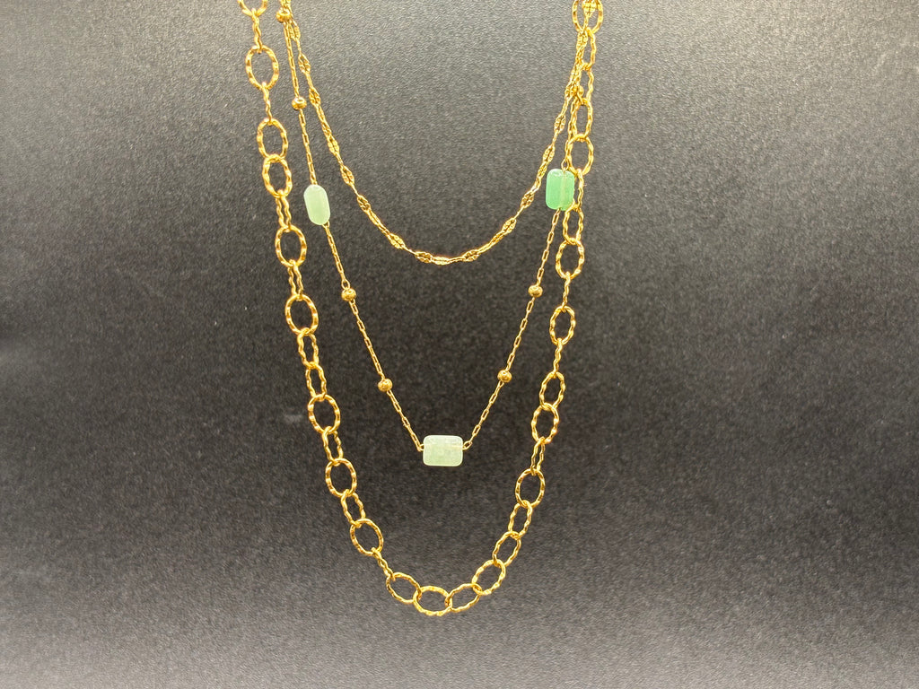 Collier triple chaîne dorée avec pierres vert pâle