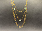 Collier triple chaîne dorée avec pierres vert pâle
