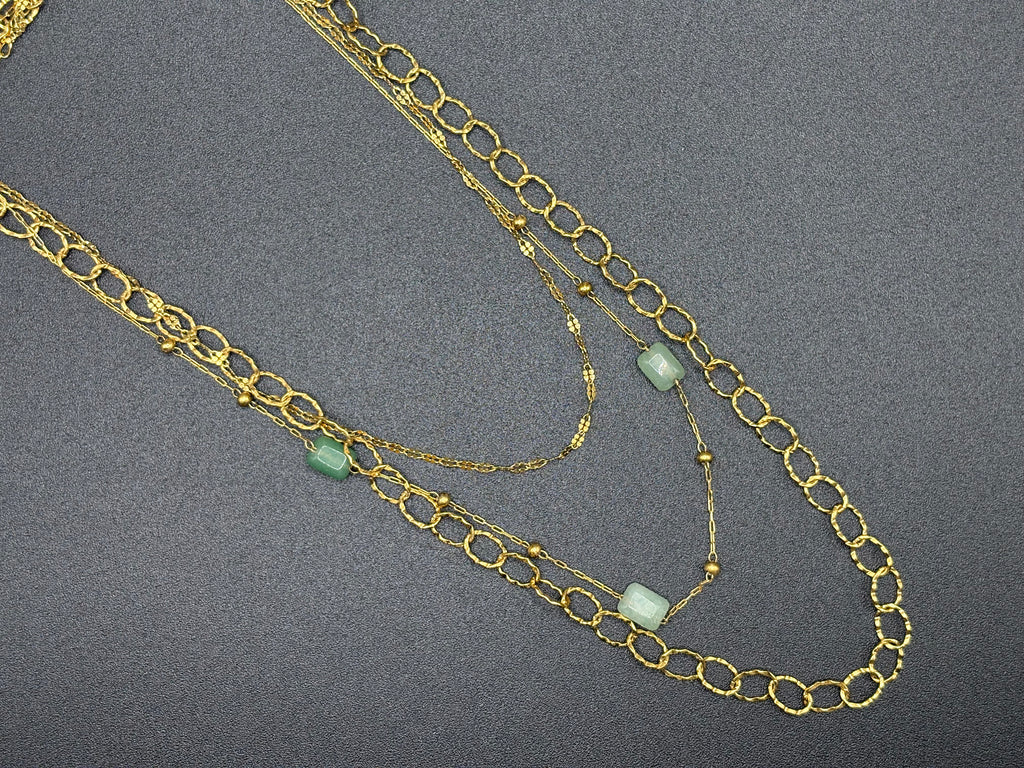 Collier triple chaîne dorée avec pierres vert pâle